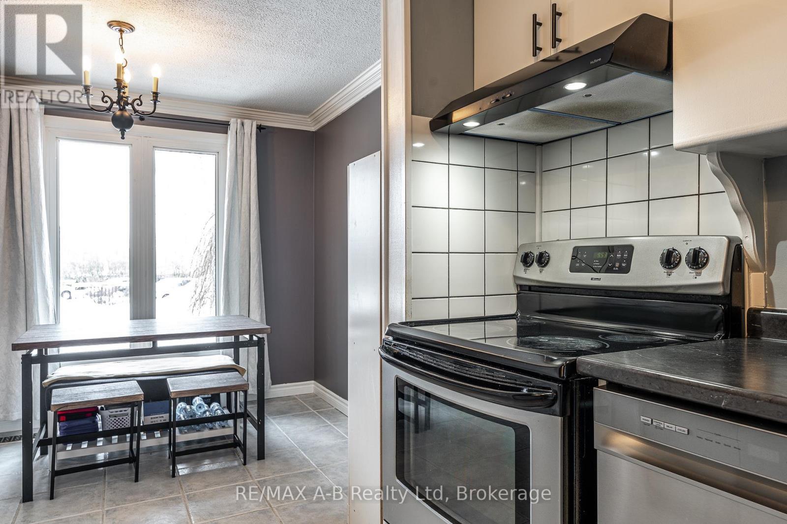 24 - 91 Avonwood Drive, Stratford, ON - Indoor Photo Showing Kitchen