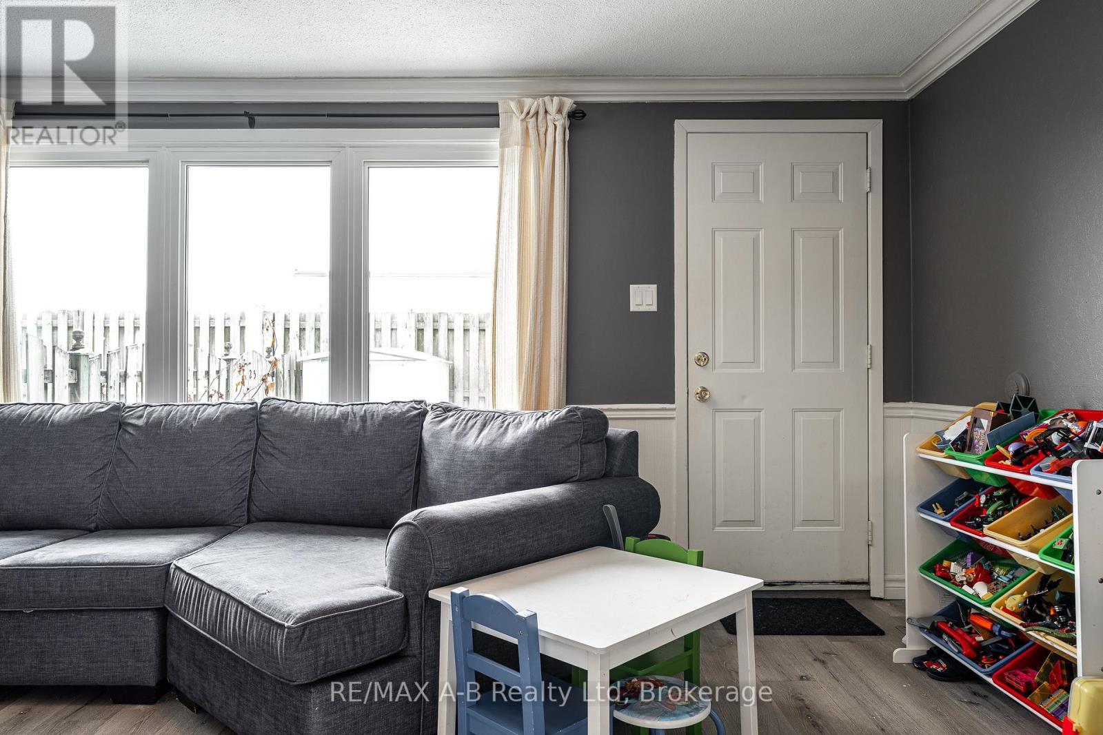 24 - 91 Avonwood Drive, Stratford, ON - Indoor Photo Showing Living Room