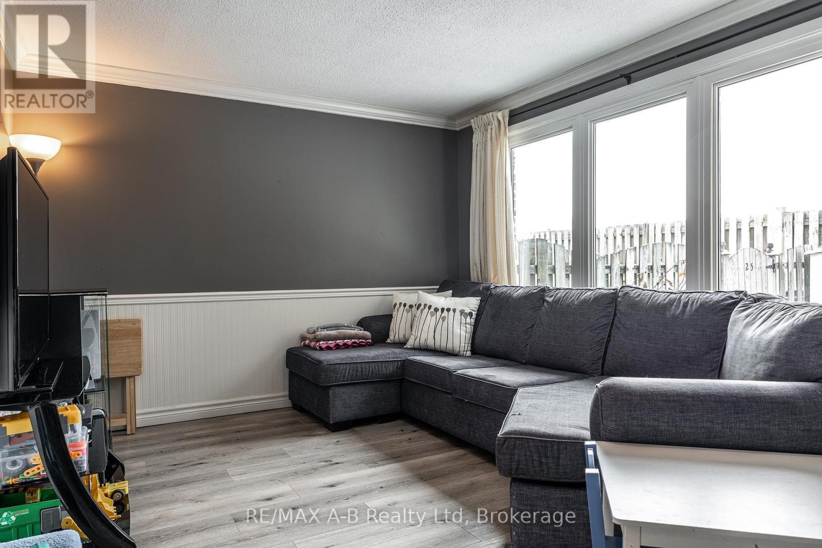 24 - 91 Avonwood Drive, Stratford, ON - Indoor Photo Showing Living Room