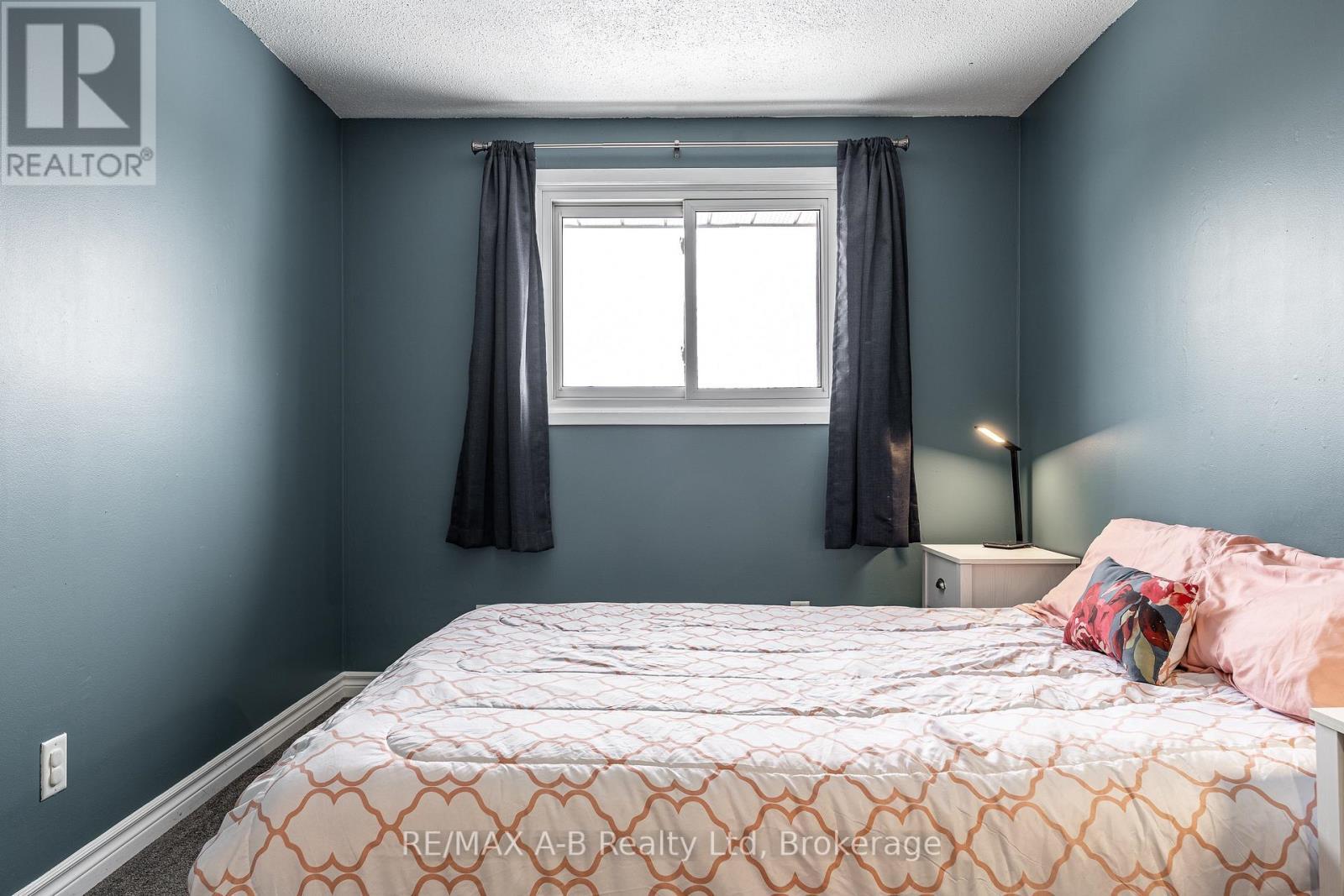 24 - 91 Avonwood Drive, Stratford, ON - Indoor Photo Showing Bedroom