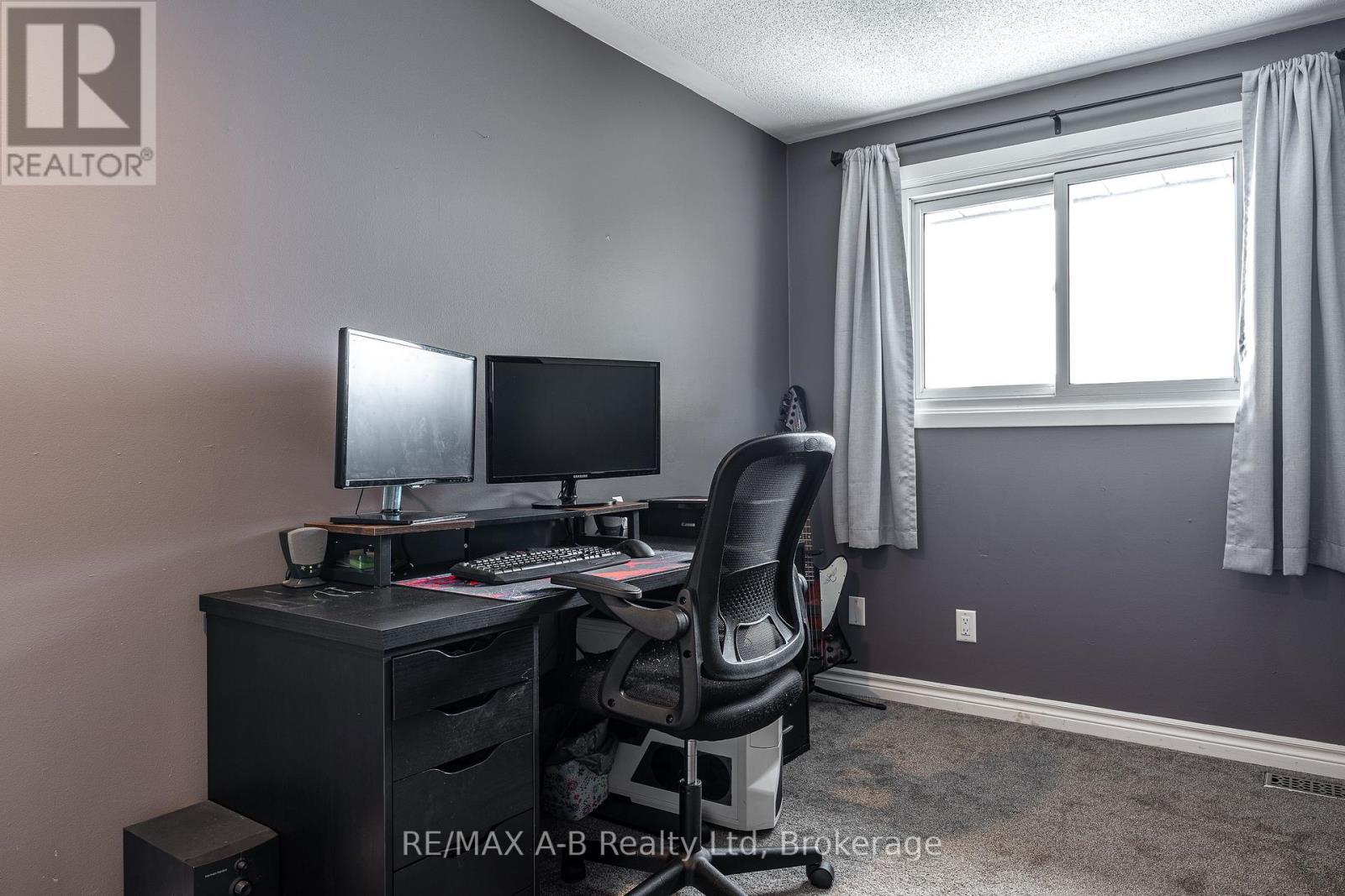 24 - 91 Avonwood Drive, Stratford, ON - Indoor Photo Showing Office