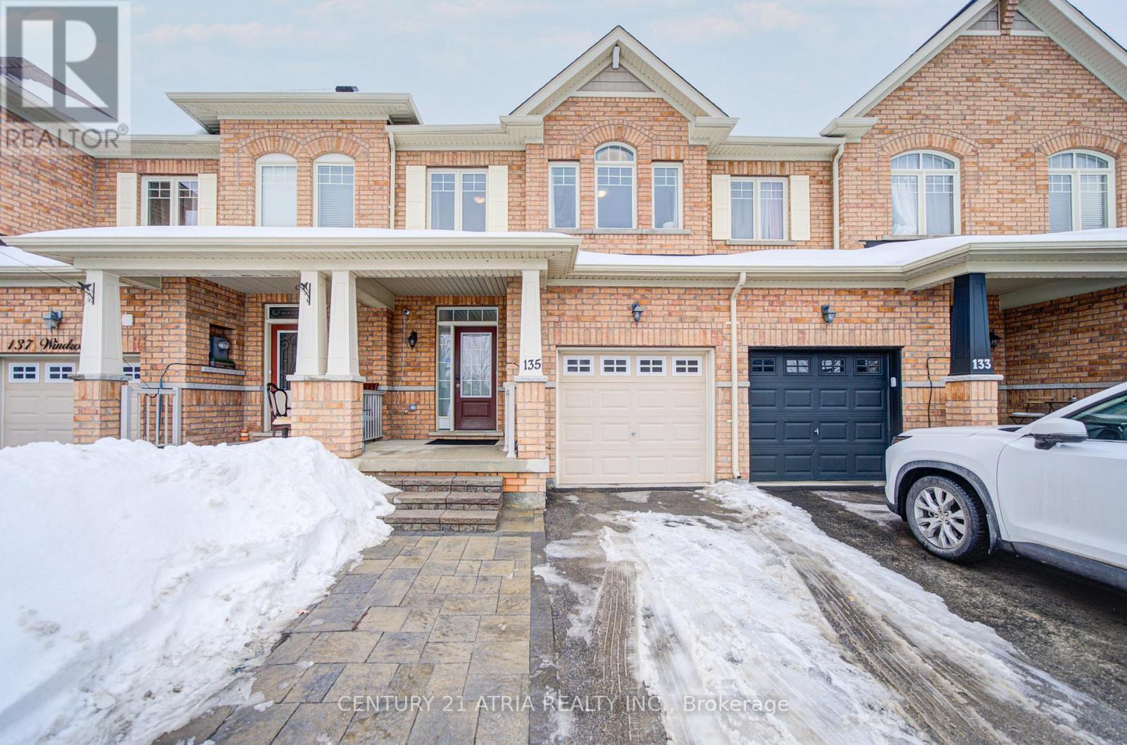 135 Windrow Street, Richmond Hill, ON - Photo Showing Garage