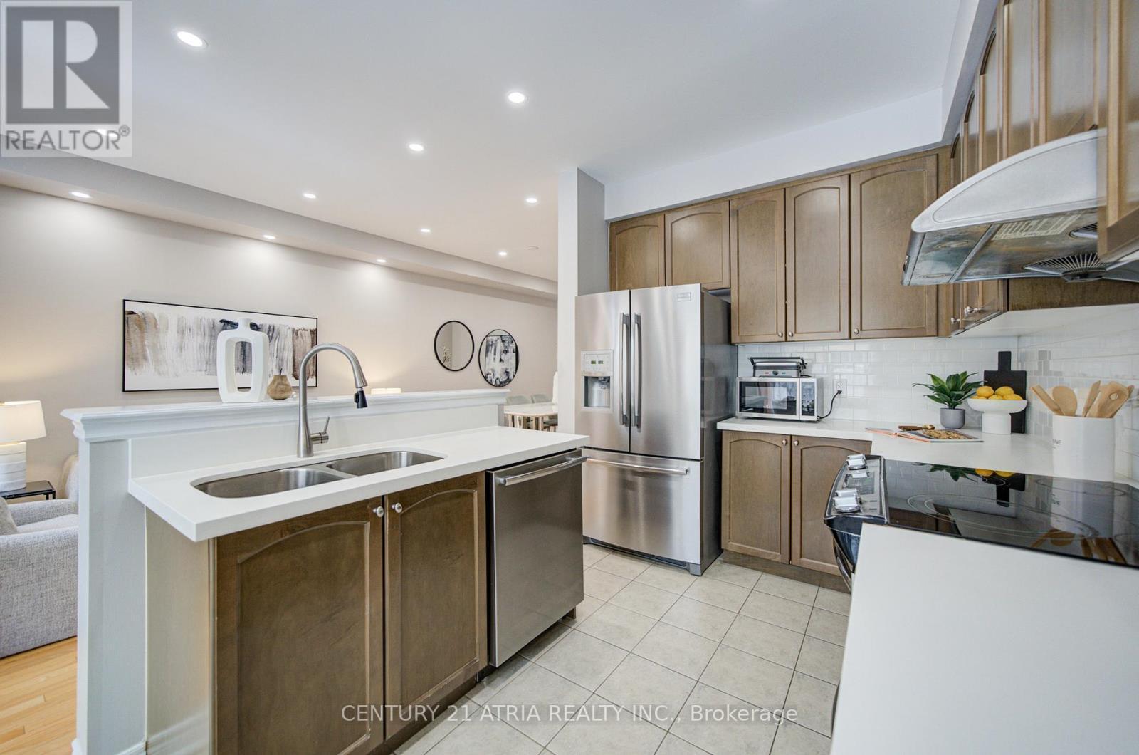135 Windrow Street, Richmond Hill, ON - Indoor Photo Showing Kitchen With Double Sink With Upgraded Kitchen