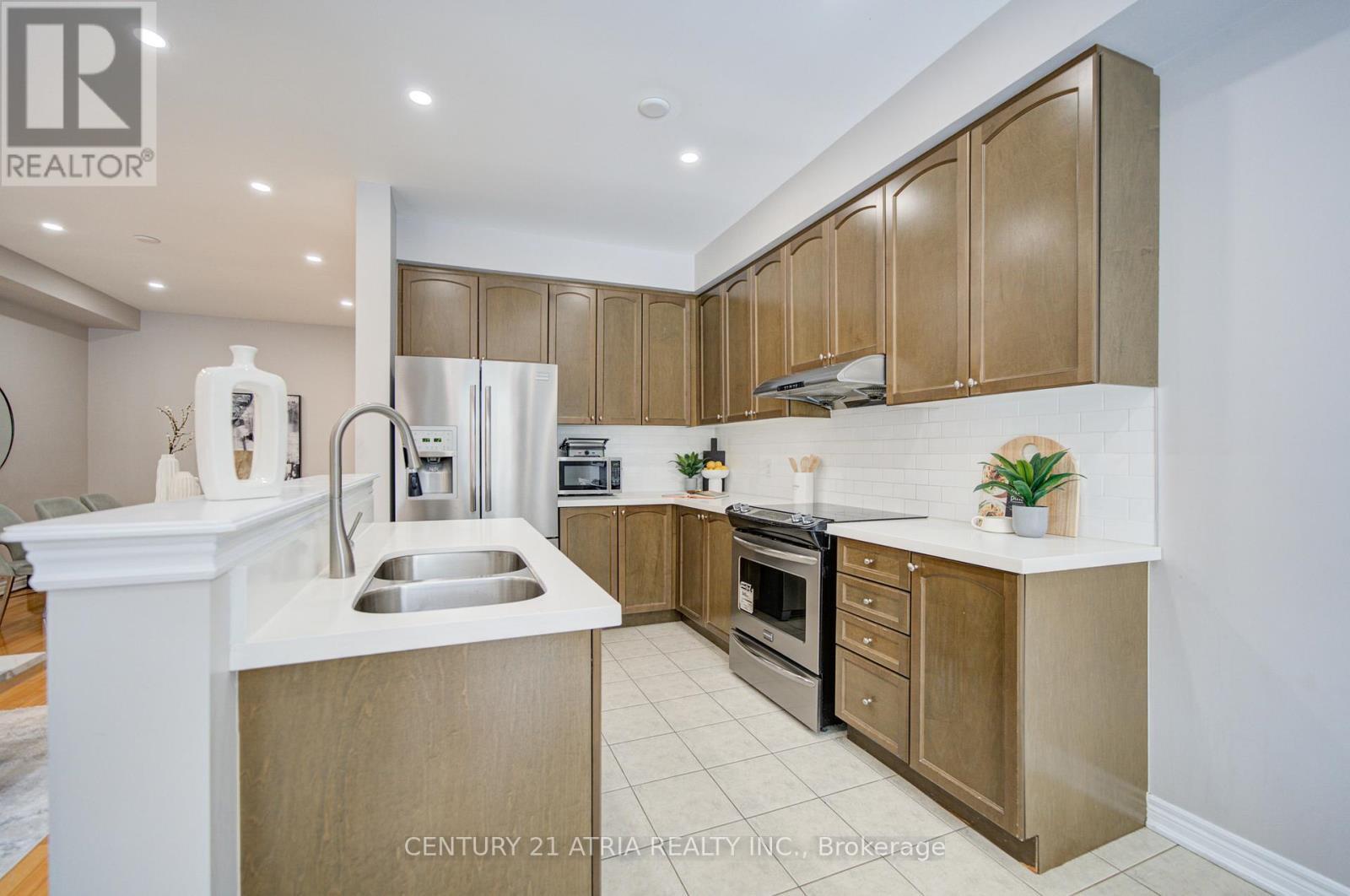 135 Windrow Street, Richmond Hill, ON - Indoor Photo Showing Kitchen With Double Sink