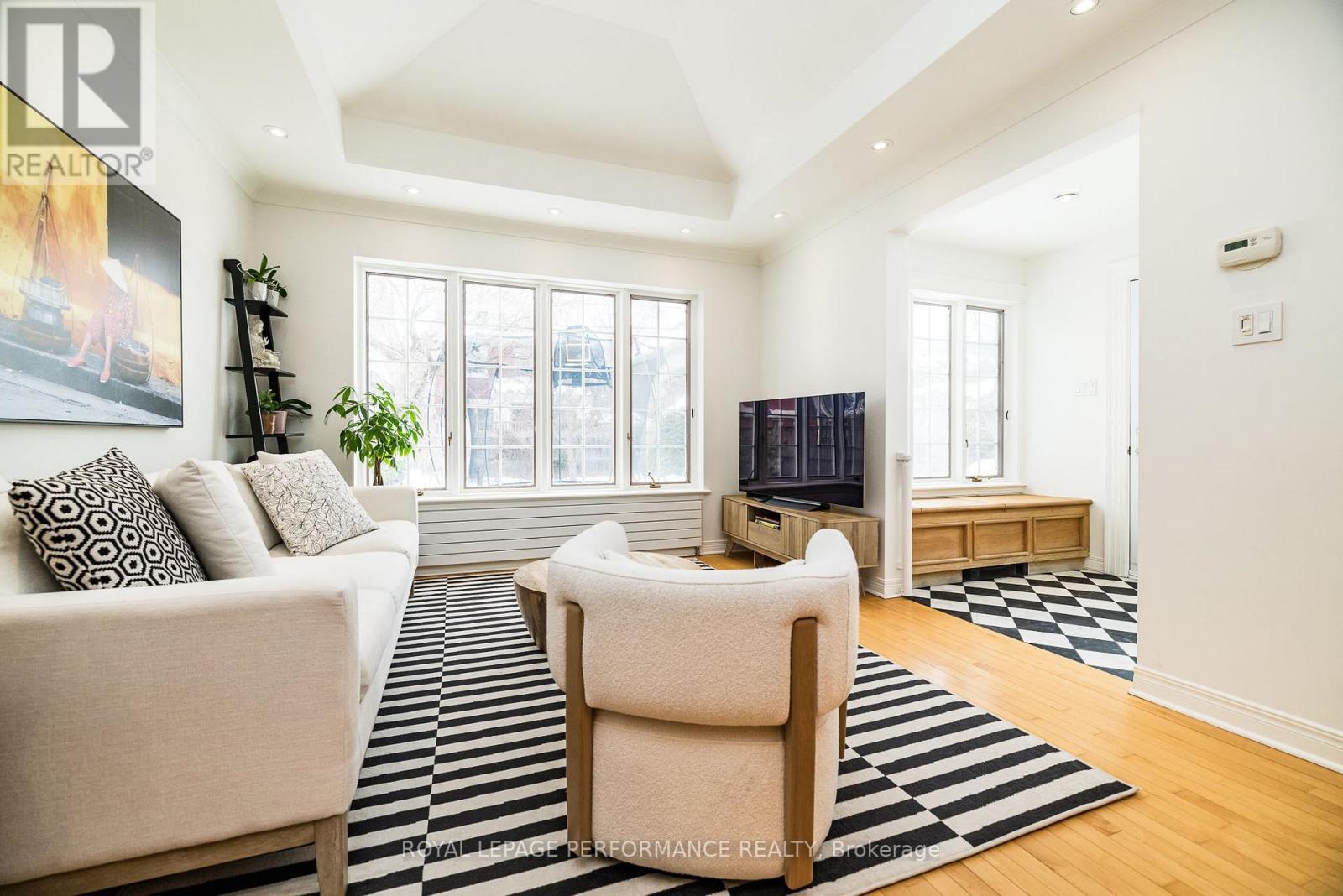 Family room with attached mudroom - 241 Fourth Avenue, Ottawa, ON - Indoor Photo Showing Living Room