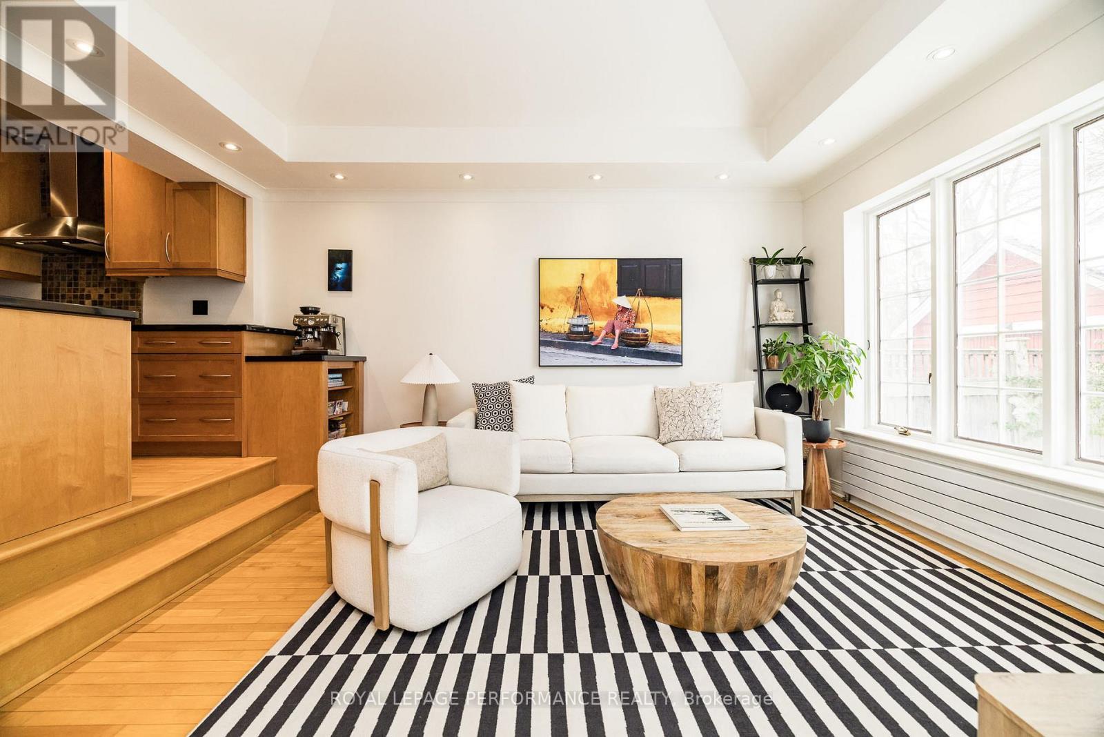 241 Fourth Avenue, Ottawa, ON - Indoor Photo Showing Living Room