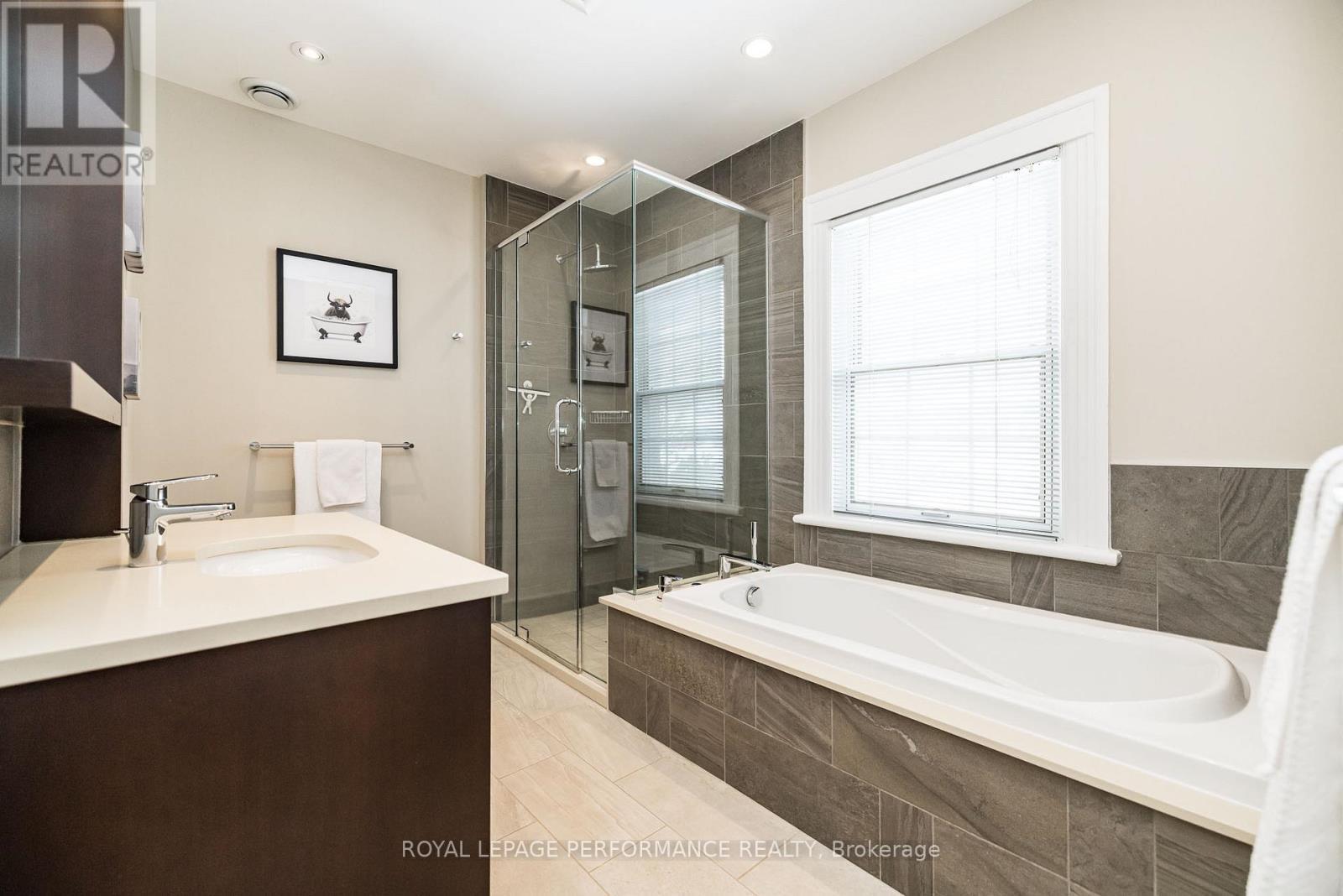 Main bath - 241 Fourth Avenue, Ottawa, ON - Indoor Photo Showing Bathroom