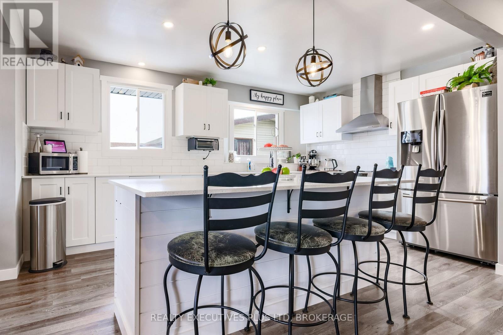 Oversized centre island - 363 Emerick Avenue, Fort Erie (Central), ON - Indoor