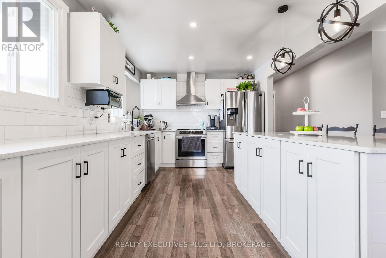 So much quartz counterspace! - 363 Emerick Avenue, Fort Erie (Central), ON - Indoor Photo Showing Kitchen With Upgraded Kitchen