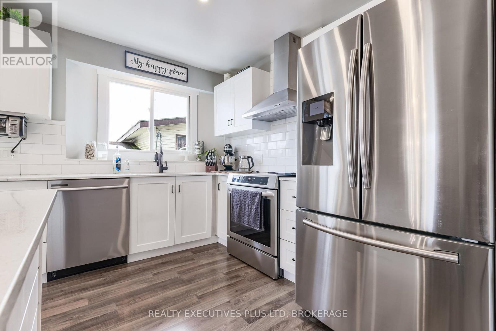 Appliances included - 363 Emerick Avenue, Fort Erie (Central), ON - Indoor Photo Showing Kitchen With Upgraded Kitchen