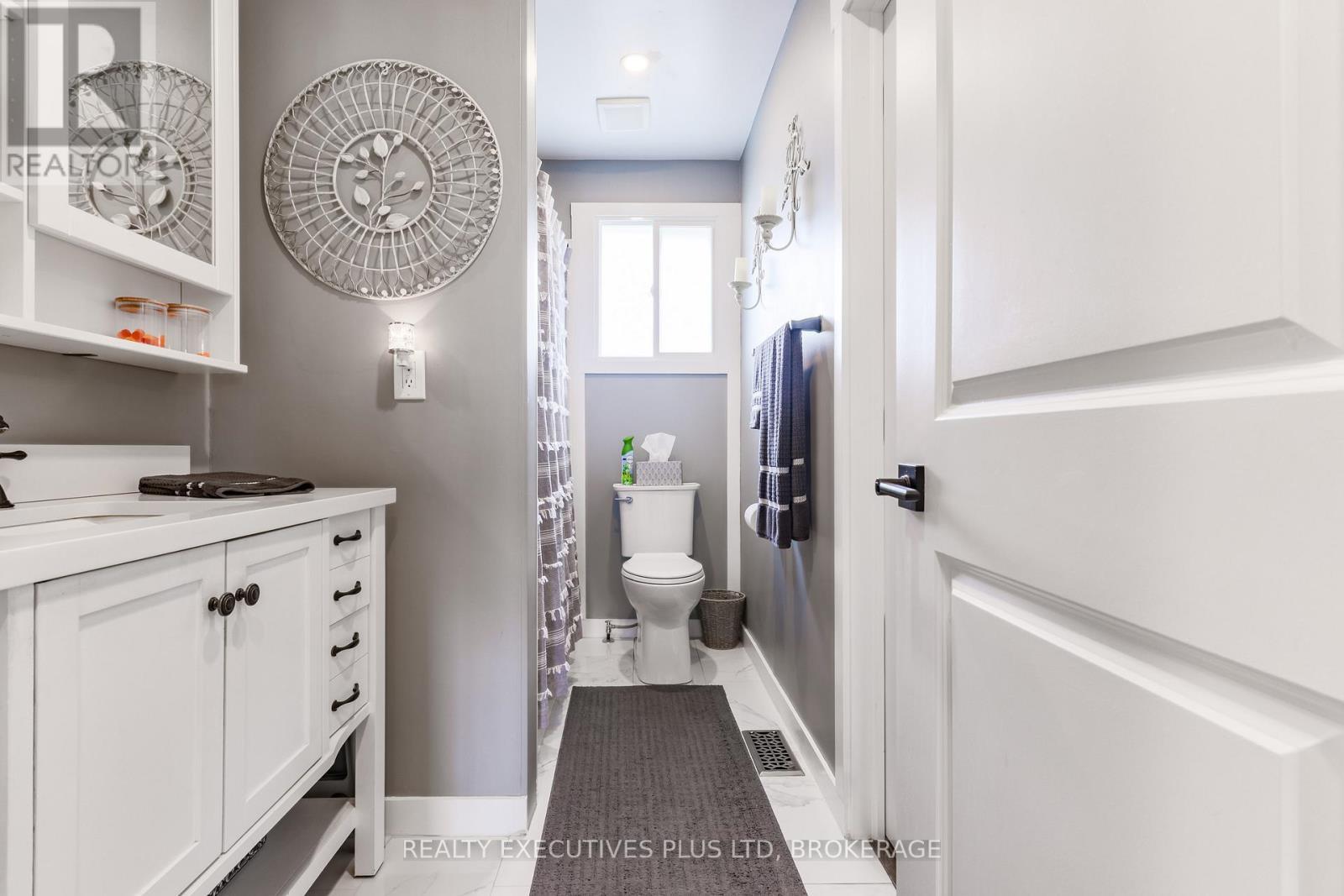 Updated bath with ensuite privilege - 363 Emerick Avenue, Fort Erie (Central), ON - Indoor Photo Showing Bathroom