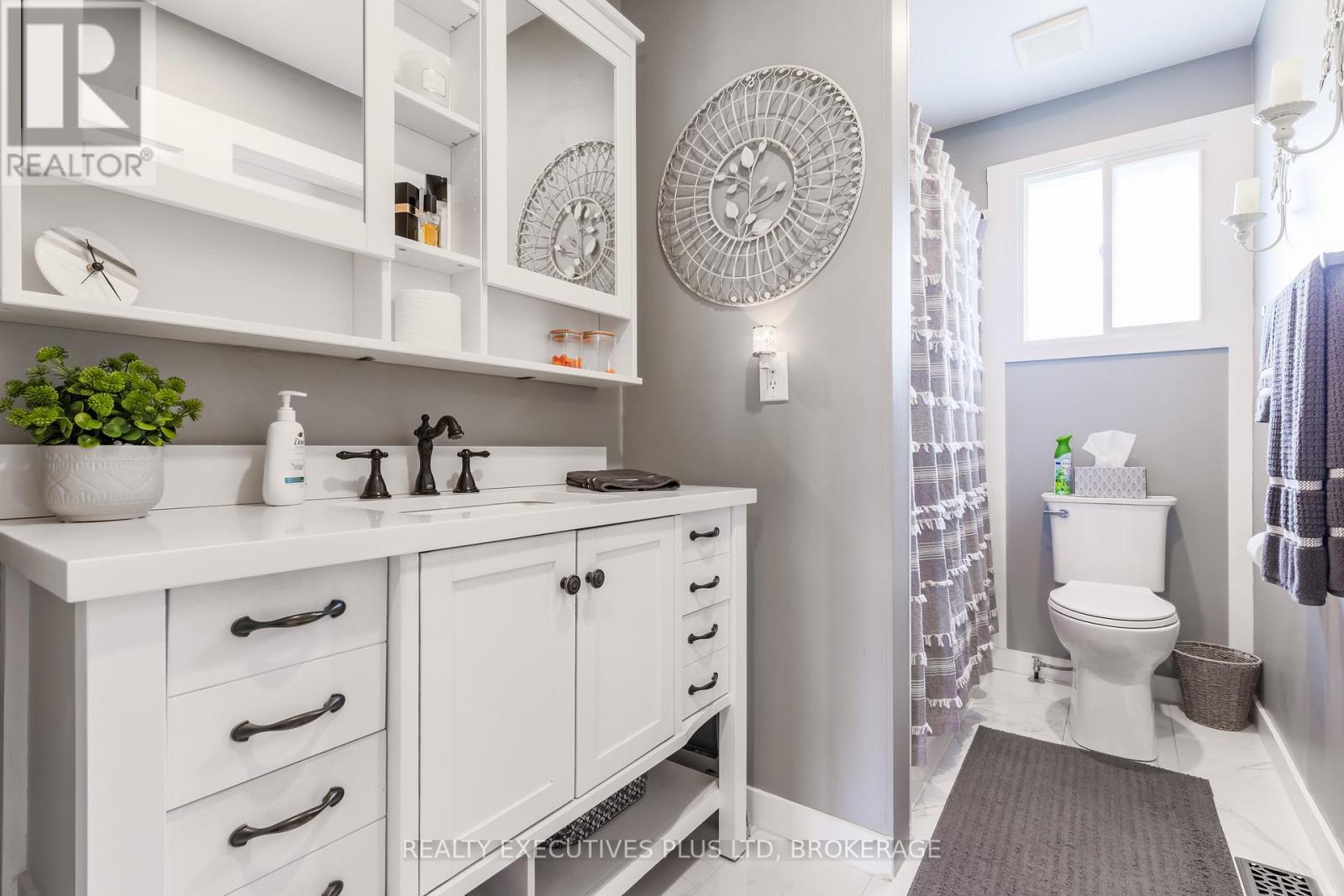 4pc updated bath - 363 Emerick Avenue, Fort Erie (Central), ON - Indoor Photo Showing Bathroom