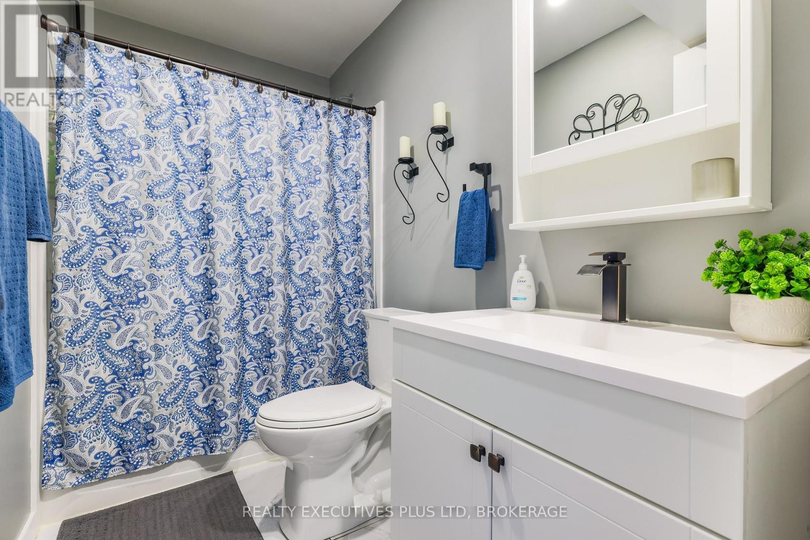 4pc updated bath on the lower level - 363 Emerick Avenue, Fort Erie (Central), ON - Indoor Photo Showing Bathroom