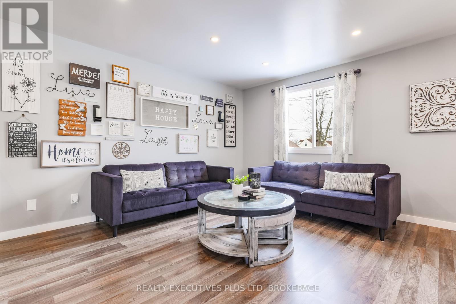 Large bright living room - 363 Emerick Avenue, Fort Erie (Central), ON - Indoor Photo Showing Living Room