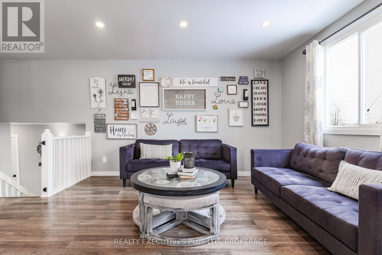 363 Emerick Avenue, Fort Erie (Central), ON - Indoor Photo Showing Living Room