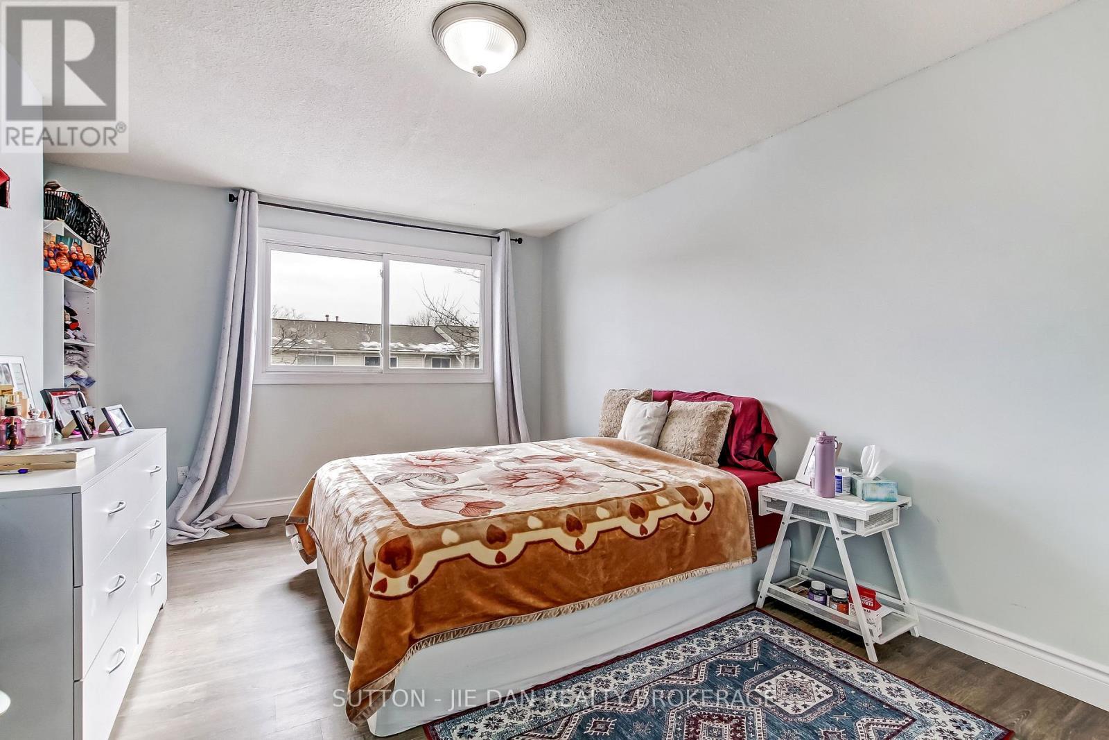 44 - 300 Sandringham Crescent, London South (South R), ON - Indoor Photo Showing Bedroom