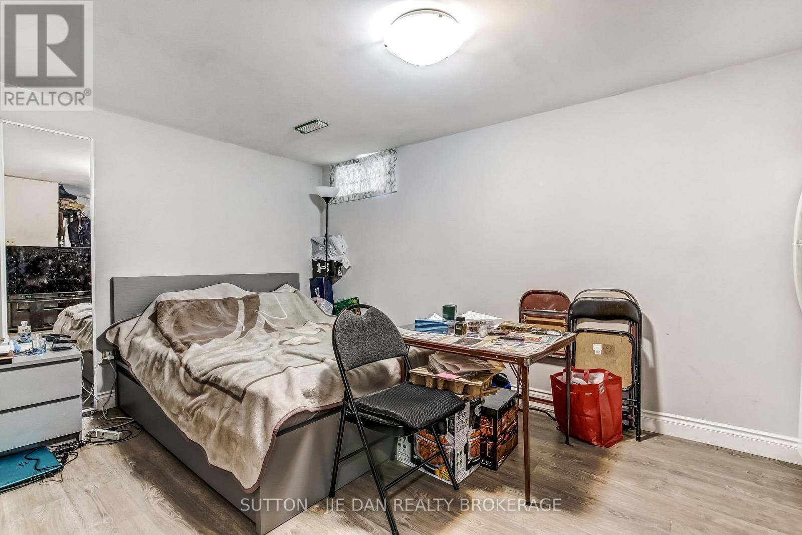 44 - 300 Sandringham Crescent, London South (South R), ON - Indoor Photo Showing Bedroom