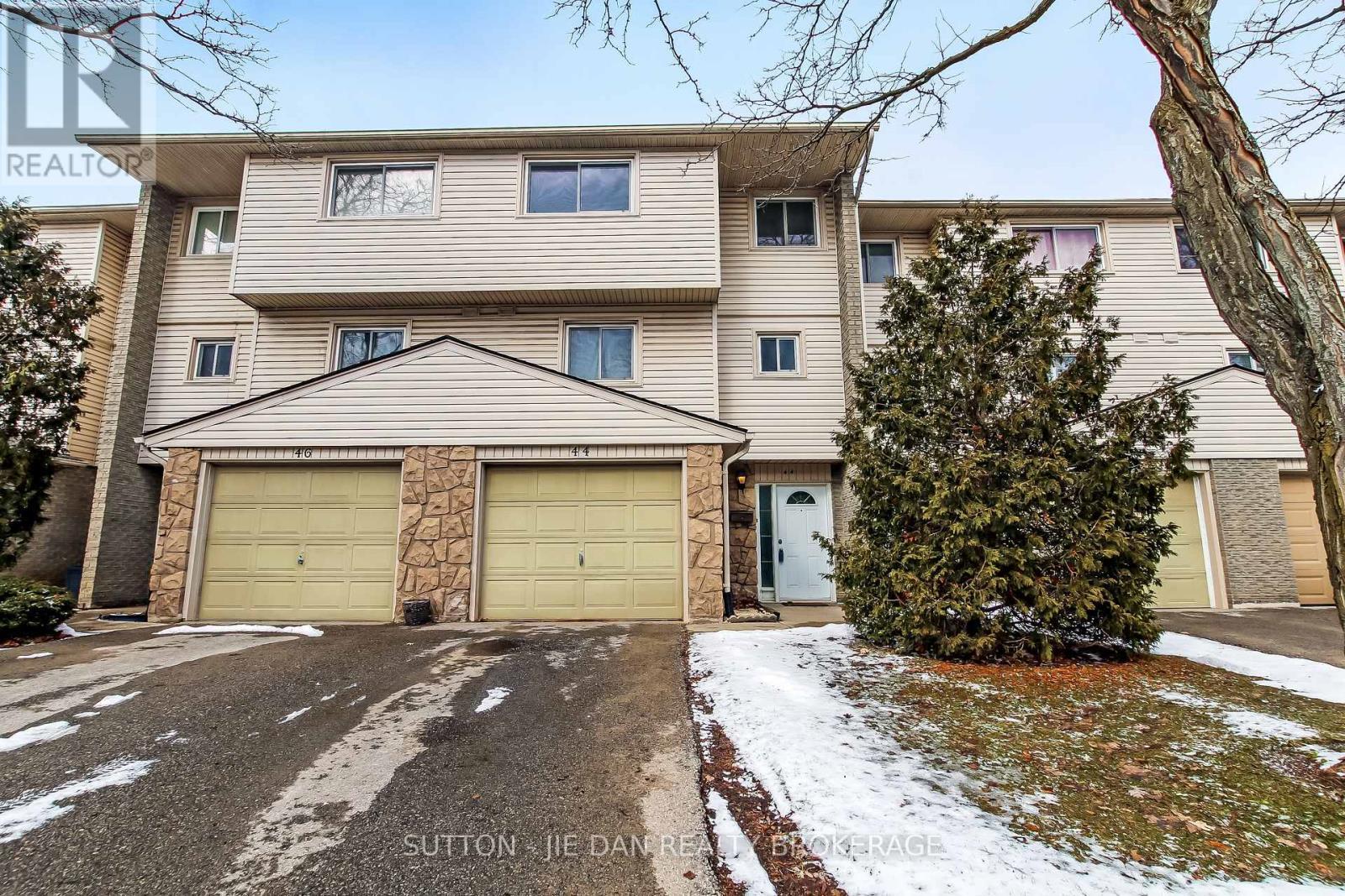 44 - 300 Sandringham Crescent, London South (South R), ON - Outdoor With Facade