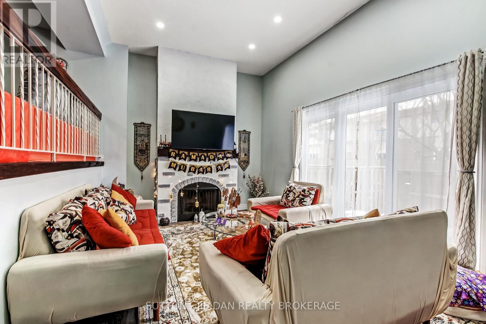 44 - 300 Sandringham Crescent, London South (South R), ON - Indoor With Fireplace