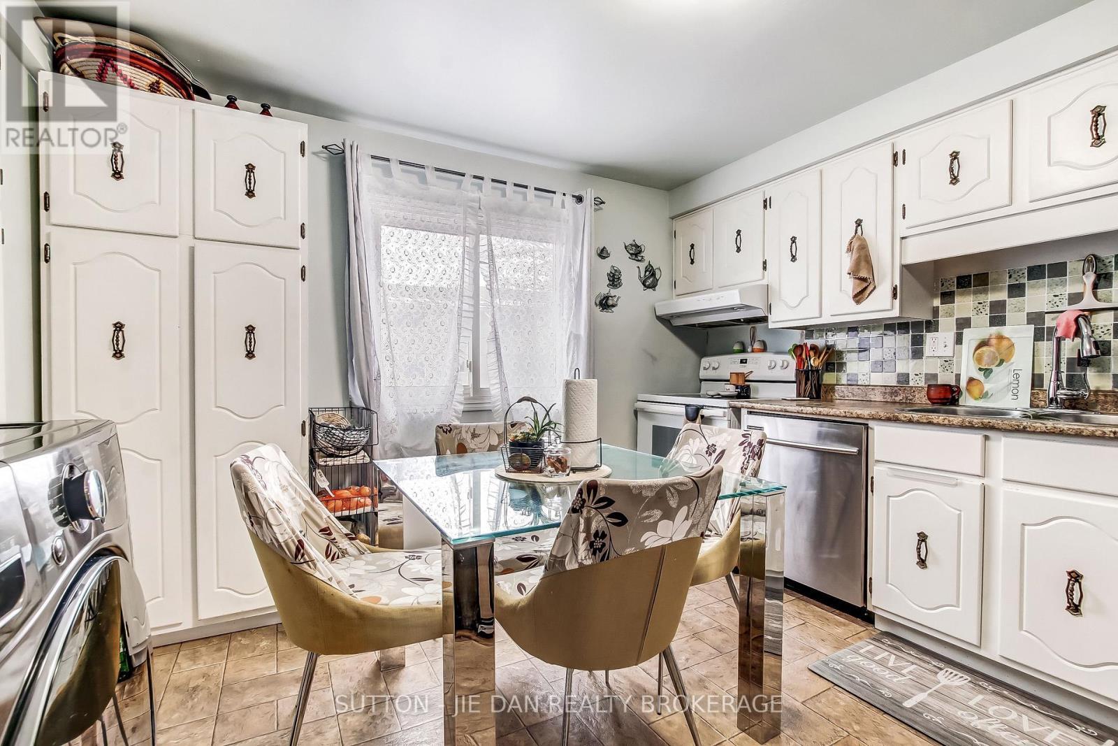 44 - 300 Sandringham Crescent, London South (South R), ON - Indoor Photo Showing Other Room