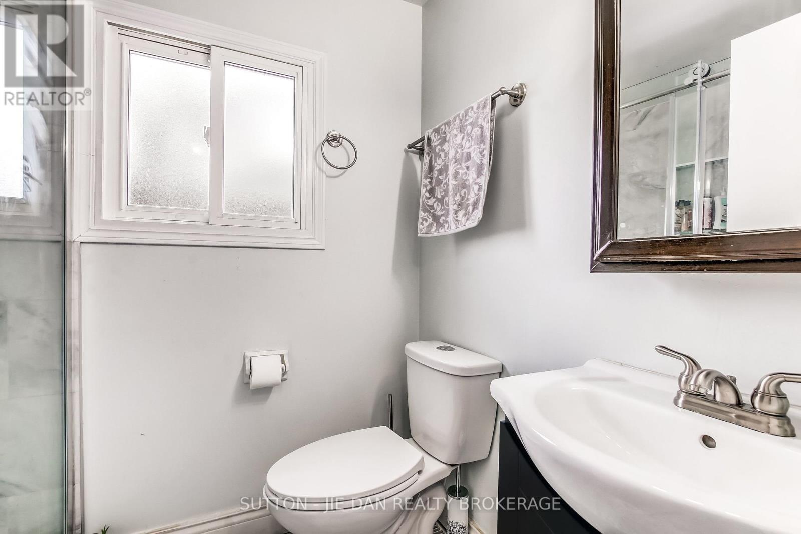 44 - 300 Sandringham Crescent, London South (South R), ON - Indoor Photo Showing Bathroom
