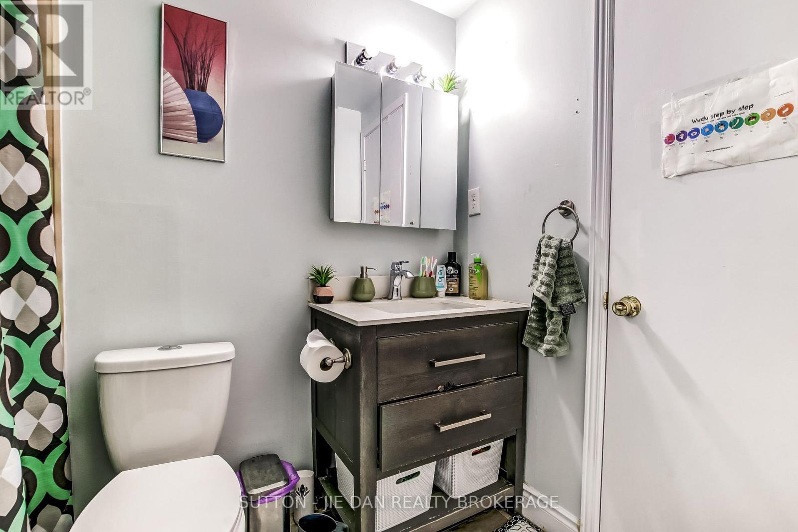 44 - 300 Sandringham Crescent, London South (South R), ON - Indoor Photo Showing Bathroom