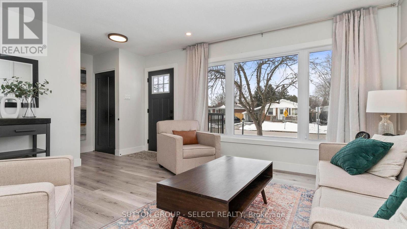 295 Admiral Drive, London East (East I), ON - Indoor Photo Showing Living Room
