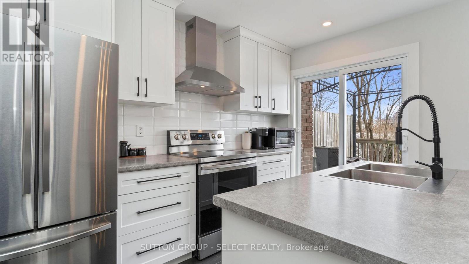 295 Admiral Drive, London East (East I), ON - Indoor Photo Showing Kitchen With Double Sink
