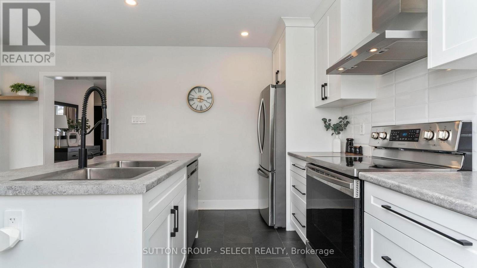 295 Admiral Drive, London East (East I), ON - Indoor Photo Showing Kitchen With Stainless Steel Kitchen With Double Sink With Upgraded Kitchen
