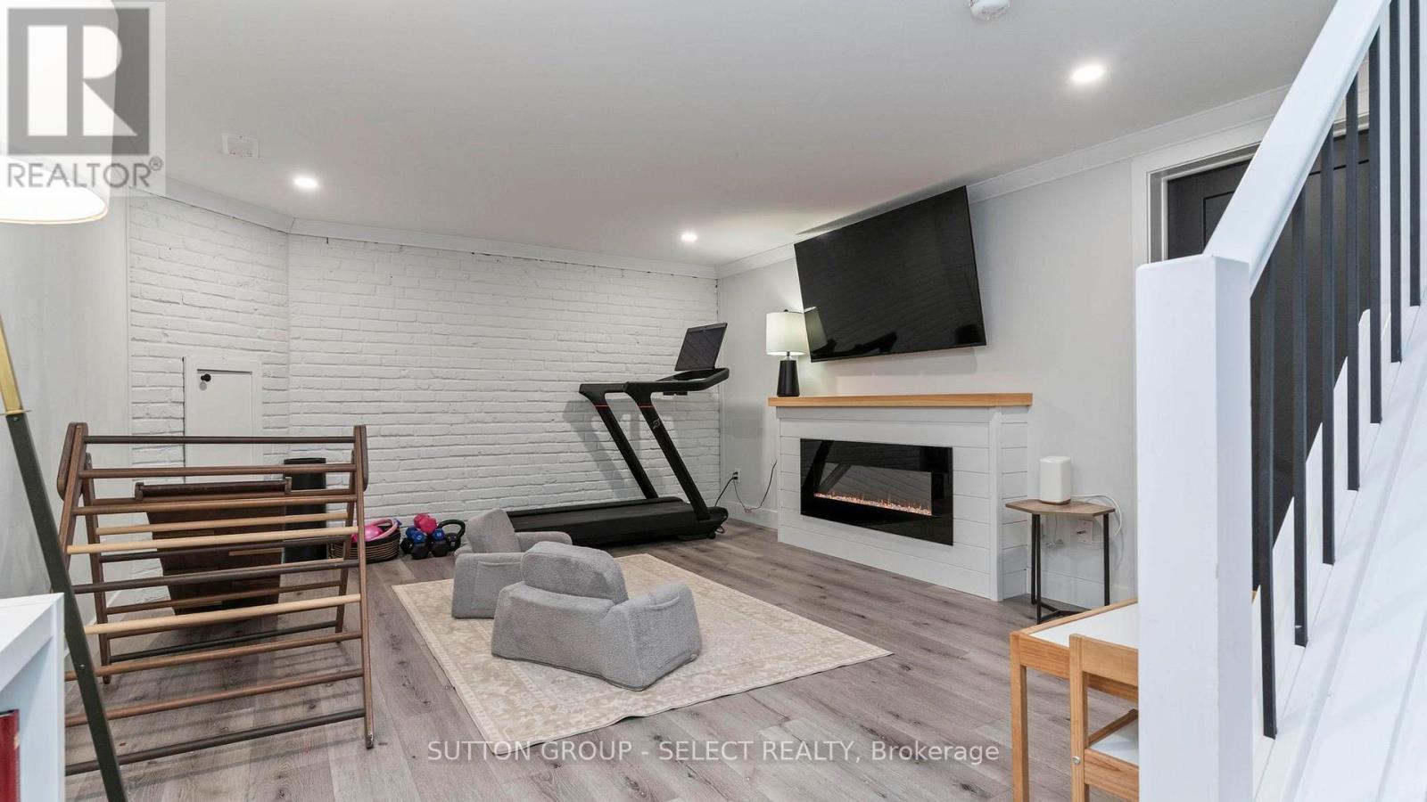 295 Admiral Drive, London East (East I), ON - Indoor With Fireplace