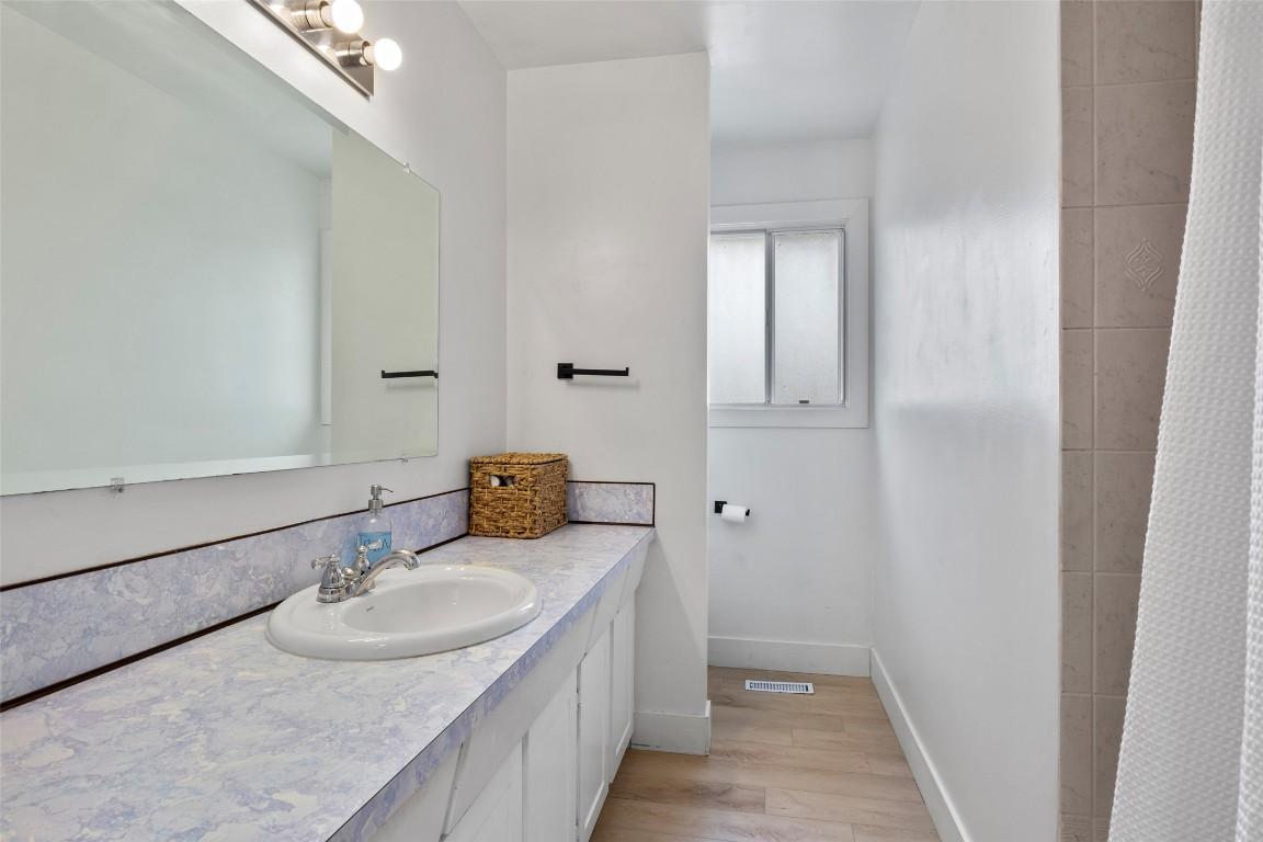 969 Ryan Place, Kamloops, BC - Indoor Photo Showing Bathroom