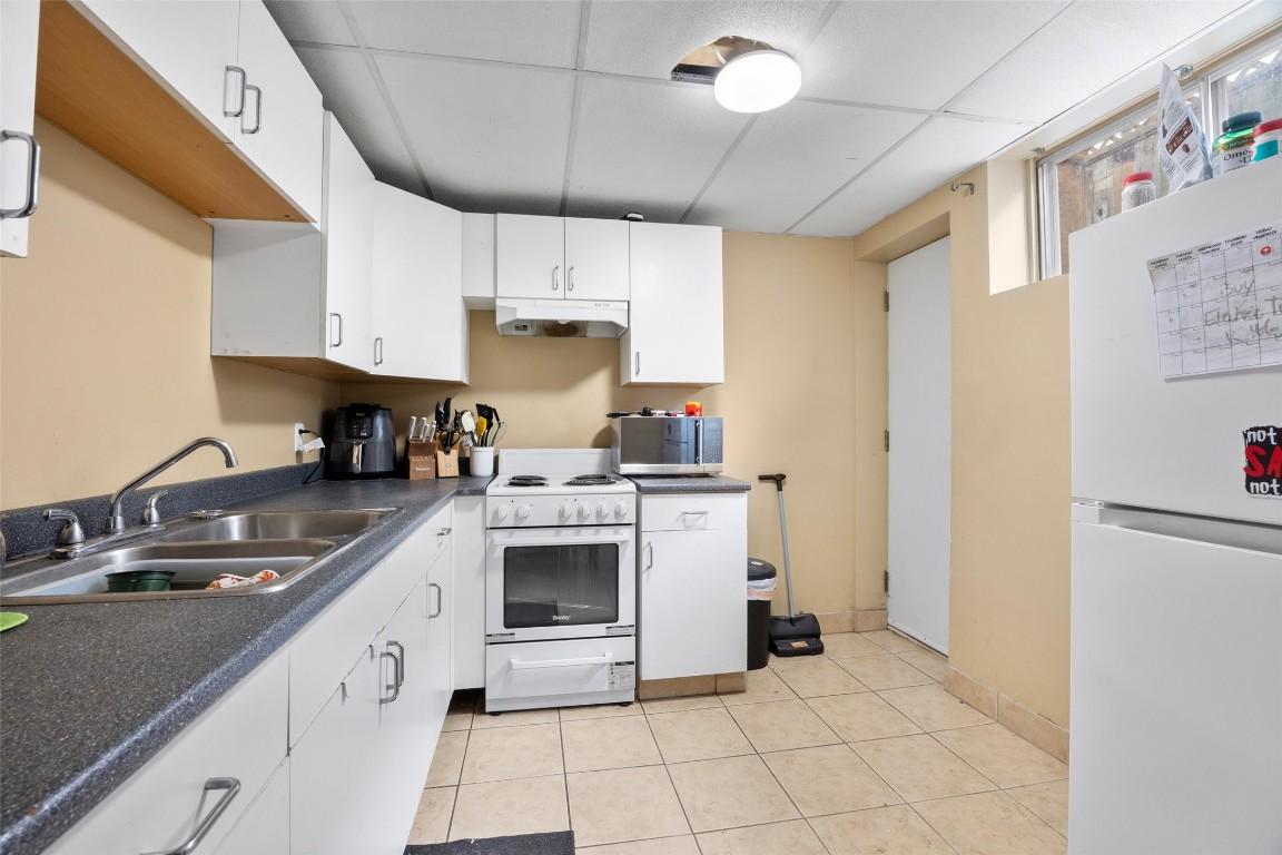 969 Ryan Place, Kamloops, BC - Indoor Photo Showing Kitchen With Double Sink