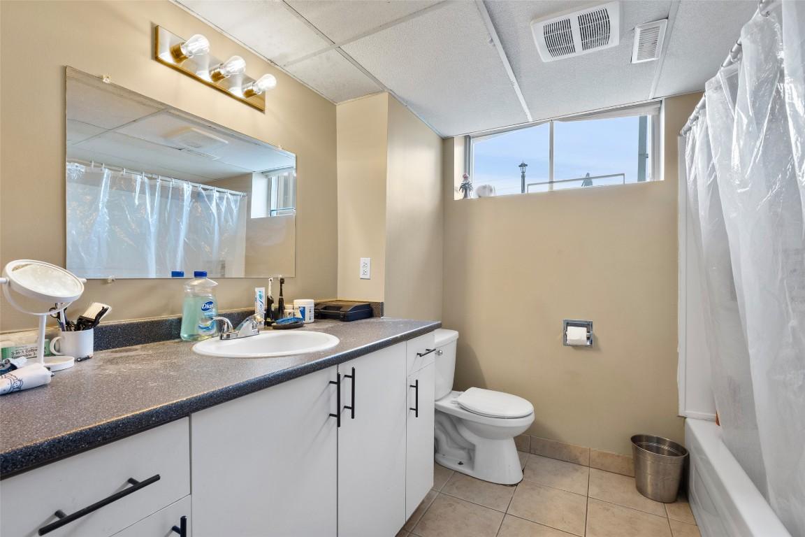 969 Ryan Place, Kamloops, BC - Indoor Photo Showing Bathroom
