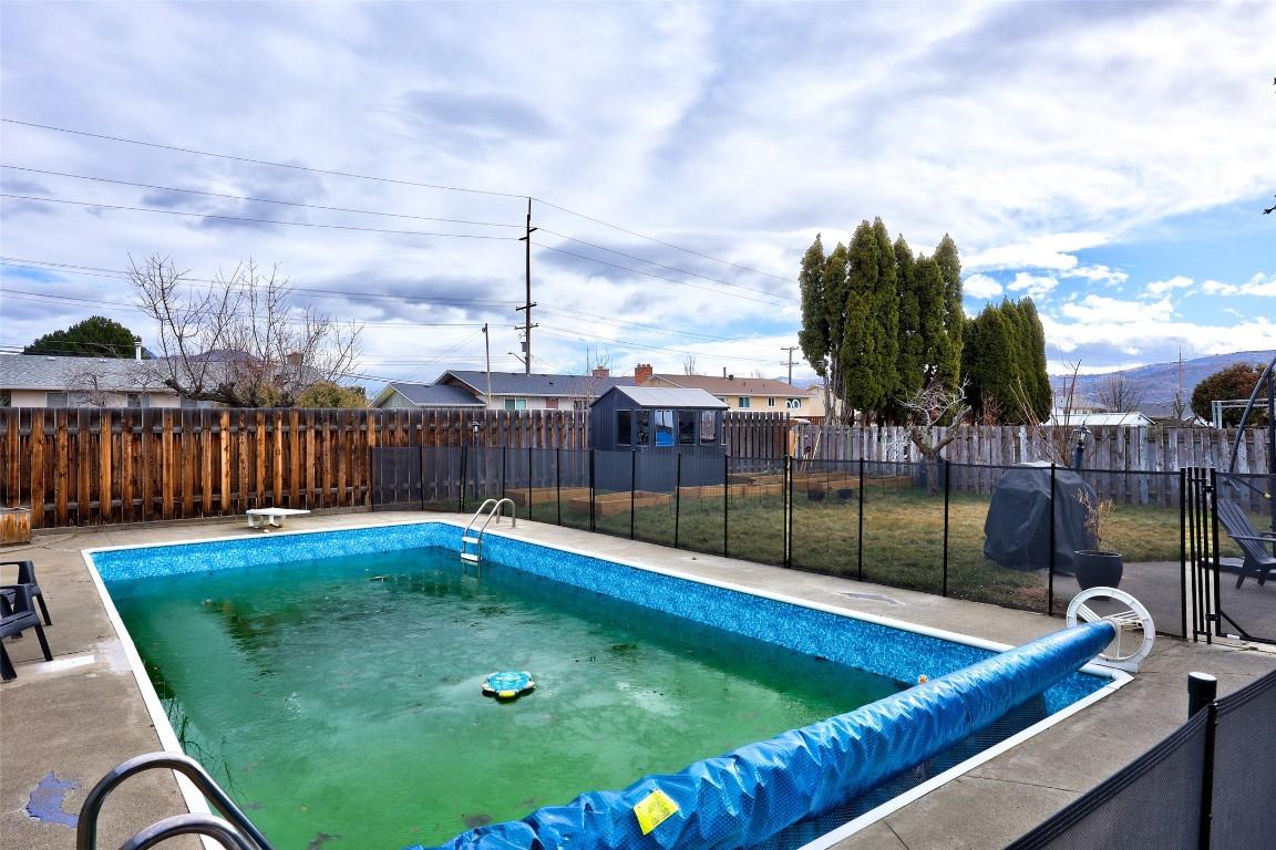 969 Ryan Place, Kamloops, BC - Outdoor With In Ground Pool With Backyard