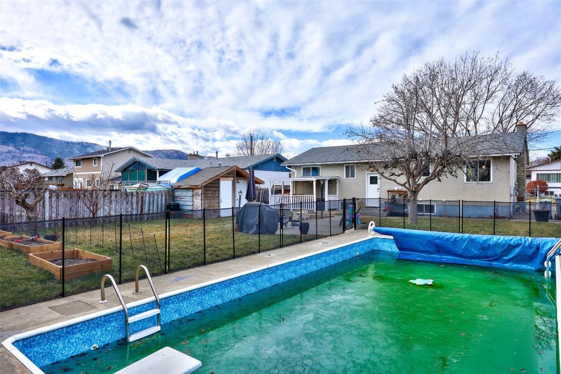 969 Ryan Place, Kamloops, BC - Outdoor With In Ground Pool With Backyard