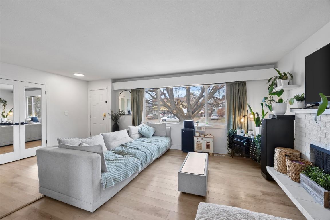 969 Ryan Place, Kamloops, BC - Indoor Photo Showing Living Room With Fireplace