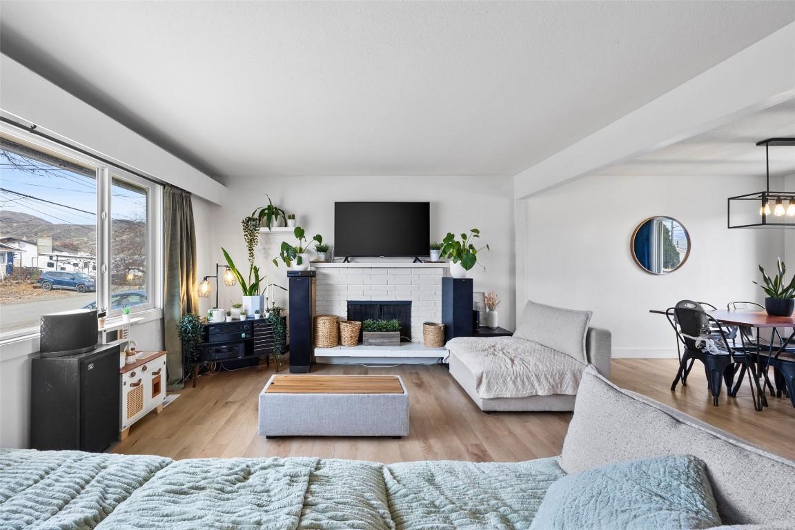 969 Ryan Place, Kamloops, BC - Indoor Photo Showing Living Room With Fireplace