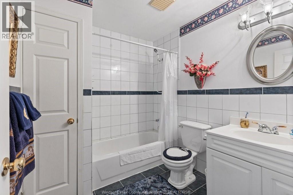 1801 Dominion, Windsor, ON - Indoor Photo Showing Bathroom