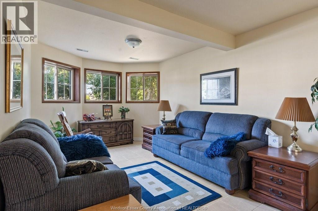 1801 Dominion, Windsor, ON - Indoor Photo Showing Living Room