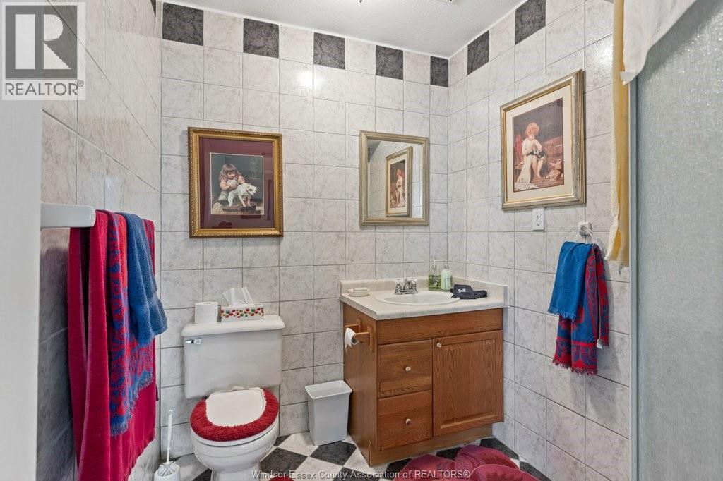 1801 Dominion, Windsor, ON - Indoor Photo Showing Bathroom
