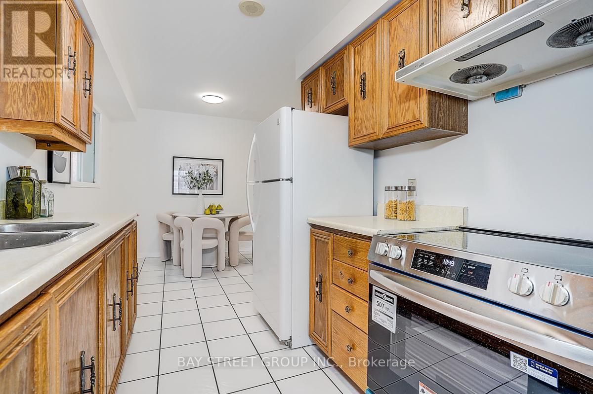 203 Roxanne Crescent, Toronto, ON - Indoor Photo Showing Kitchen With Double Sink