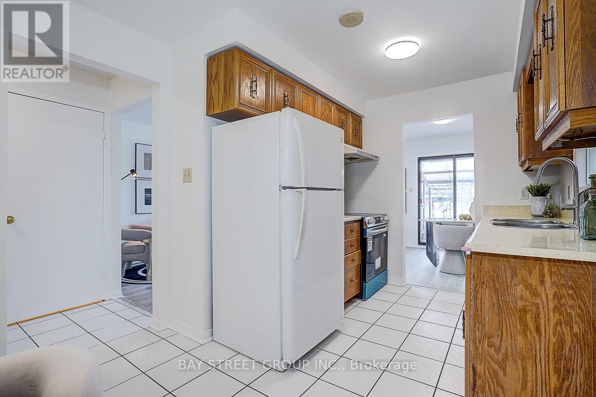 203 Roxanne Crescent, Toronto, ON - Indoor Photo Showing Kitchen With Double Sink