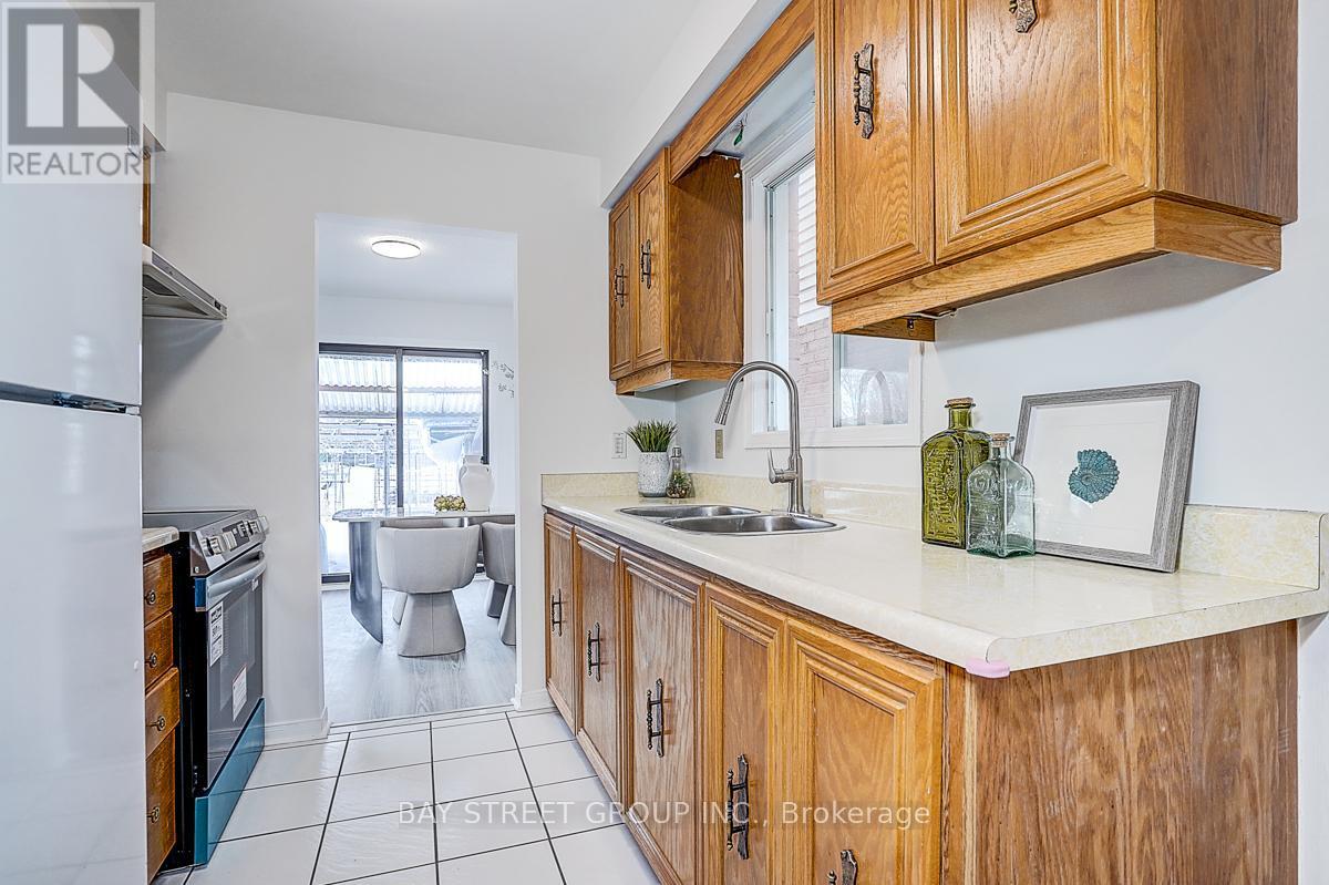 203 Roxanne Crescent, Toronto, ON - Indoor Photo Showing Kitchen With Double Sink