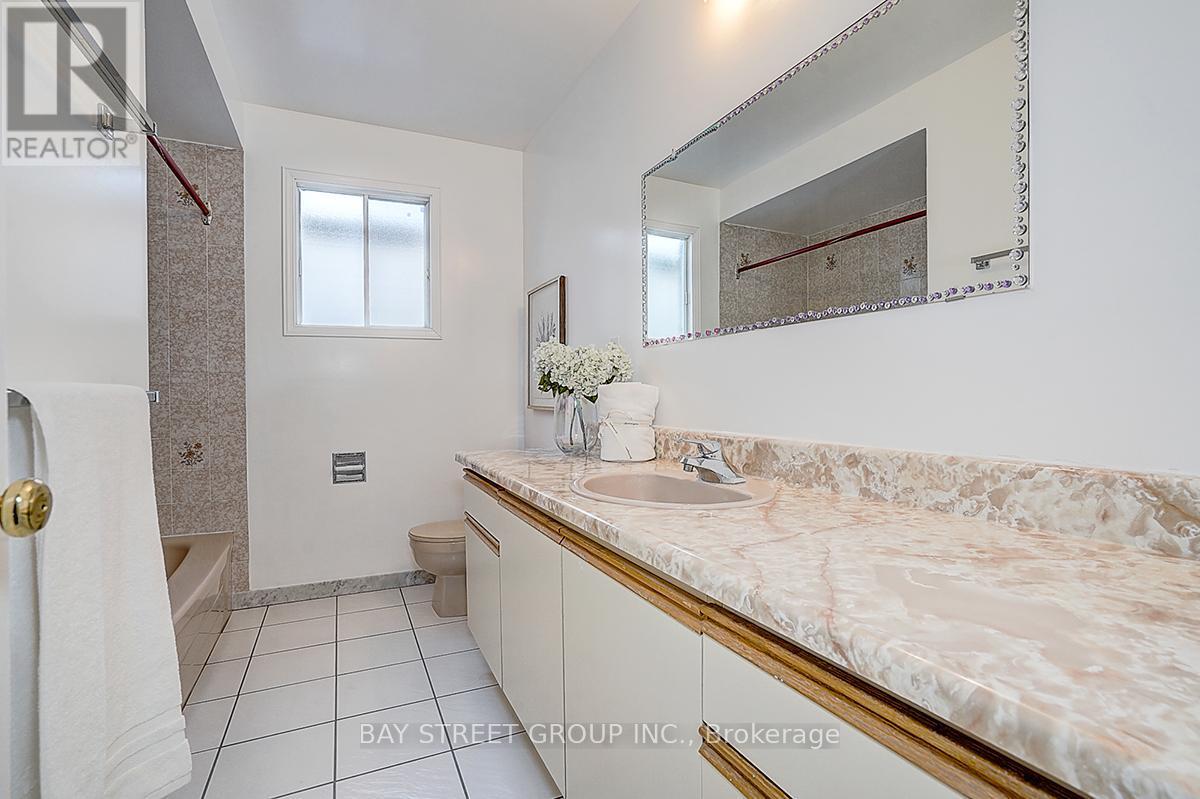 203 Roxanne Crescent, Toronto, ON - Indoor Photo Showing Bathroom
