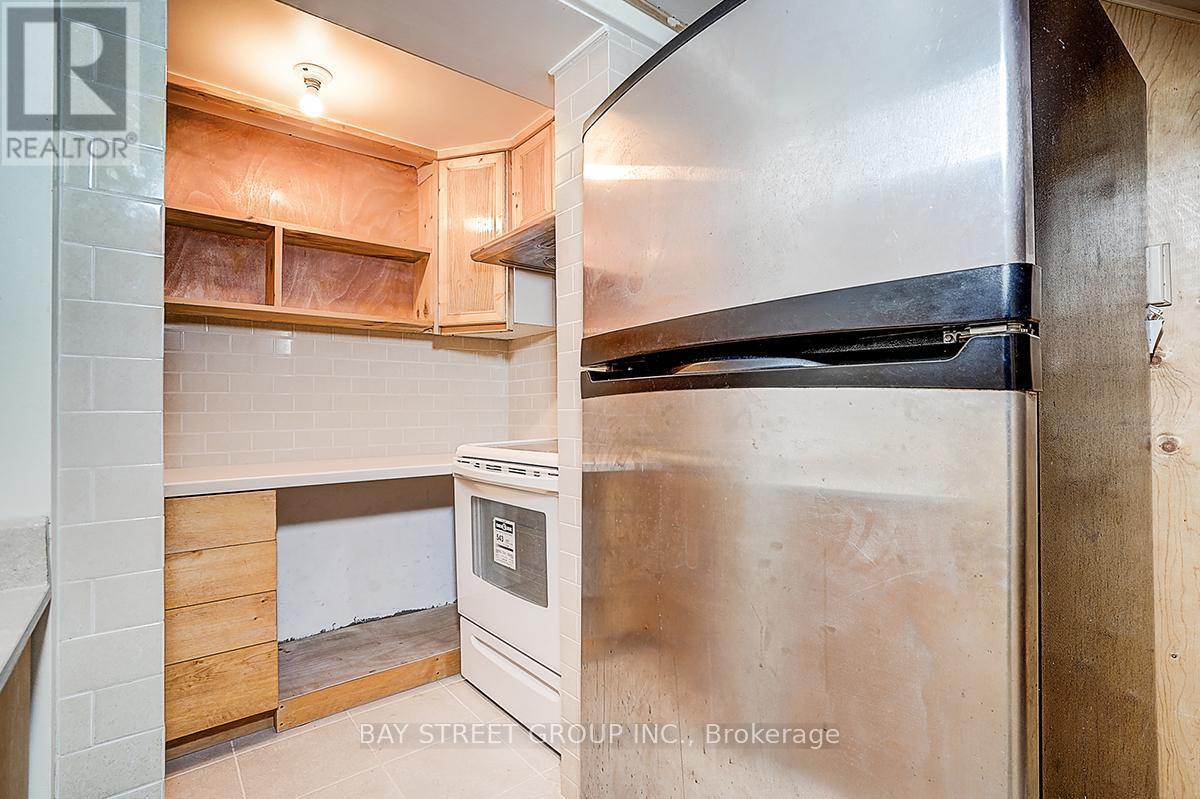 203 Roxanne Crescent, Toronto, ON - Indoor Photo Showing Kitchen
