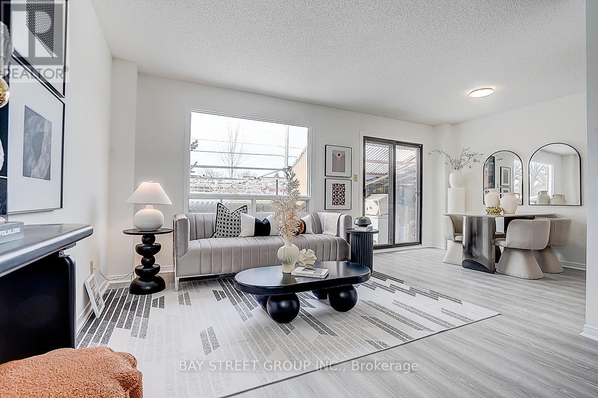 203 Roxanne Crescent, Toronto, ON - Indoor Photo Showing Living Room