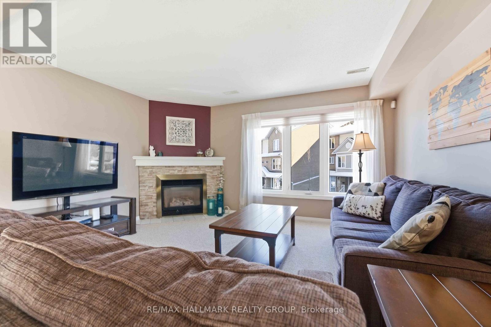 21 - 1660 Locksley Lane, Ottawa, ON - Indoor Photo Showing Living Room With Fireplace