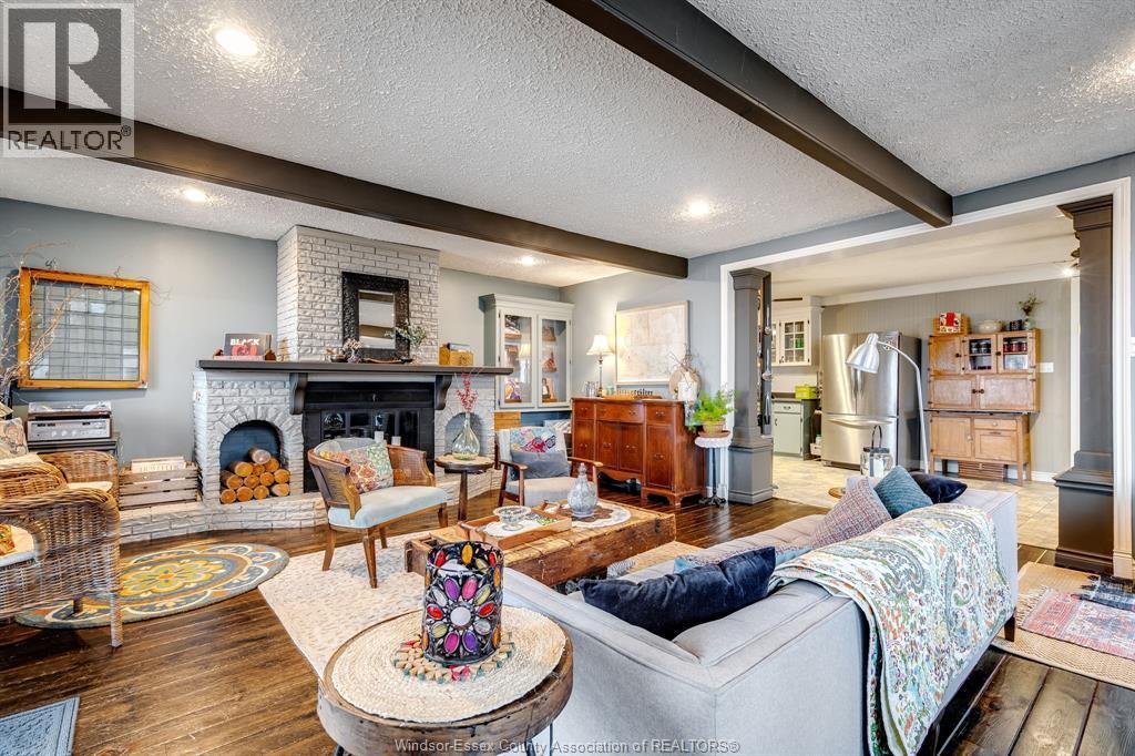 927 Iler Beach Road, Essex, ON - Indoor Photo Showing Living Room With Fireplace