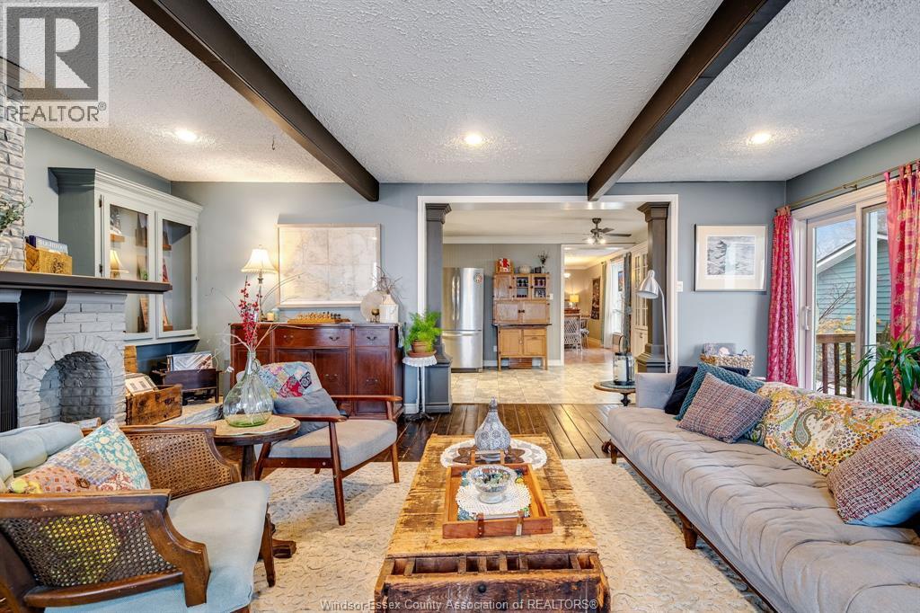 927 Iler Beach Road, Essex, ON - Indoor Photo Showing Living Room