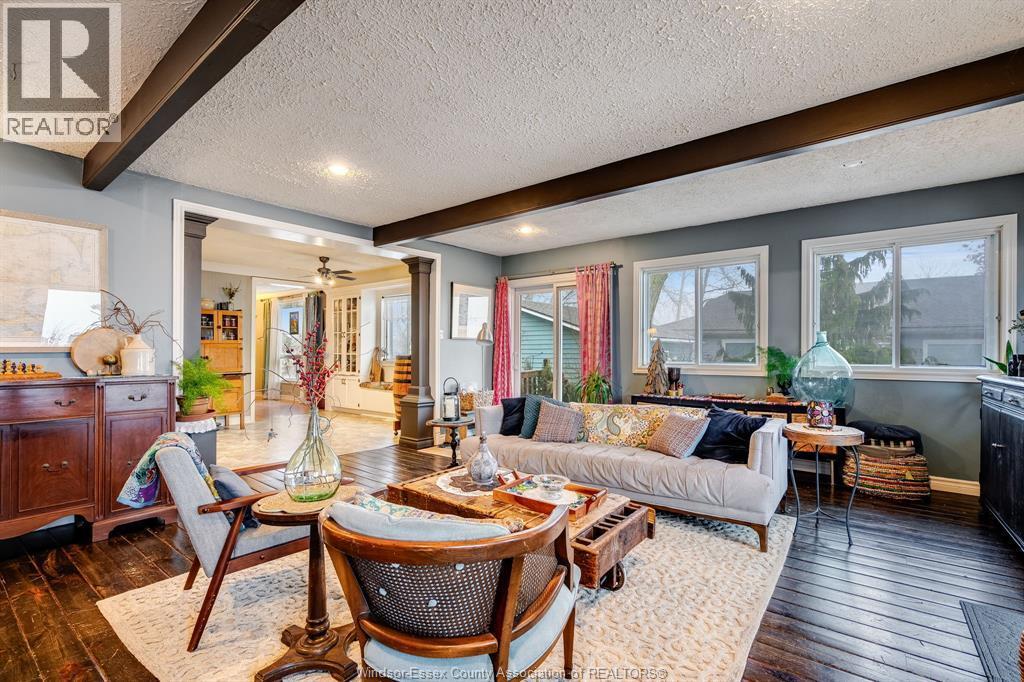 927 Iler Beach Road, Essex, ON - Indoor Photo Showing Living Room